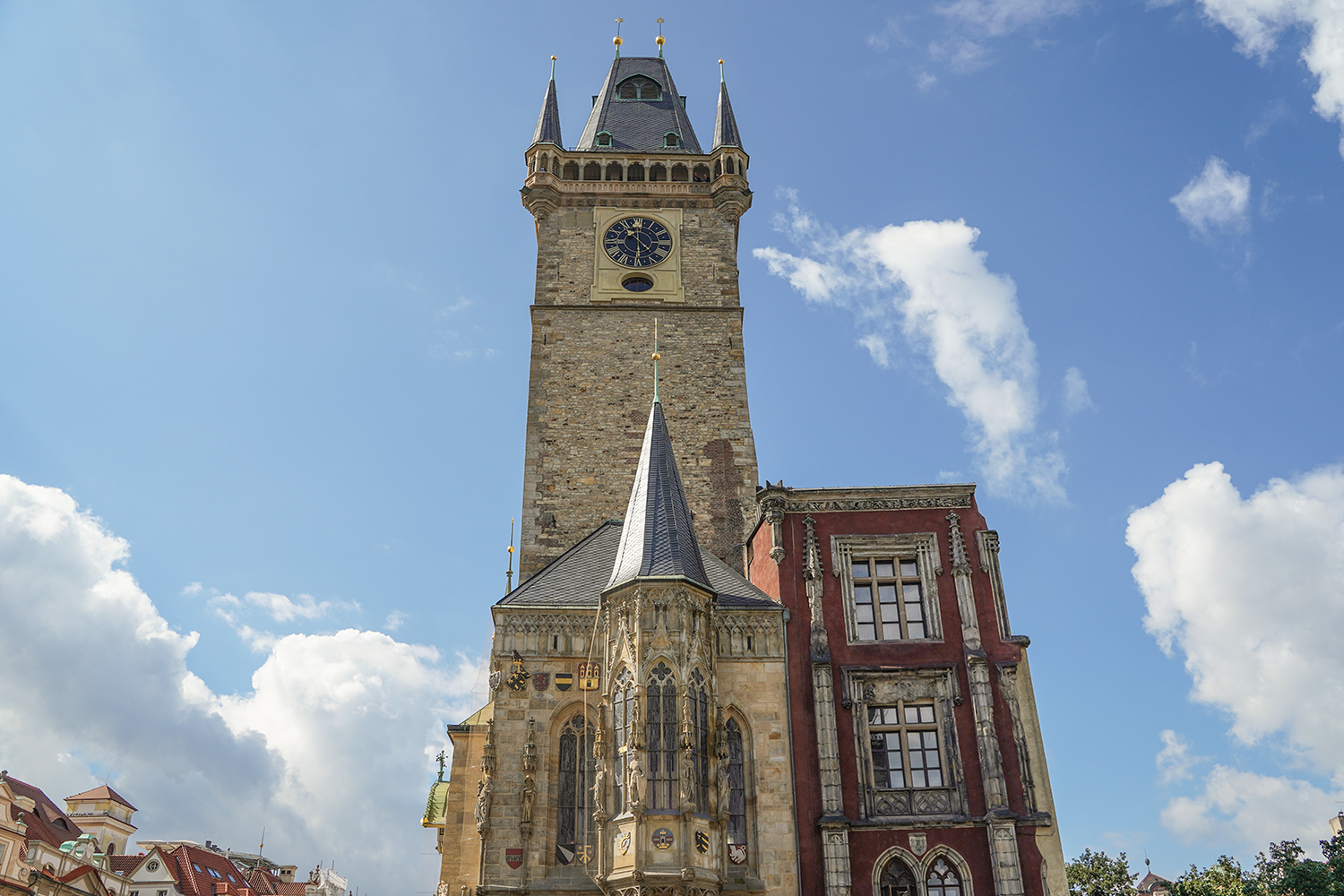 旧市庁舎は人気観光スポットのひとつ。15世紀に造られた機械仕掛けの天文時計が設置されている。