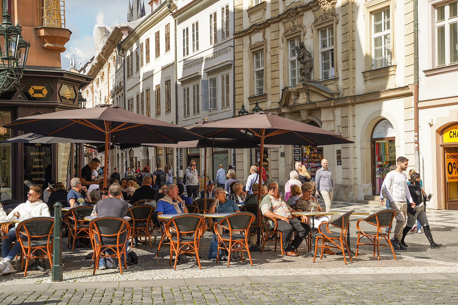 プラハ歴史地区には、多くの飲食店やお土産やさんが並ぶ。