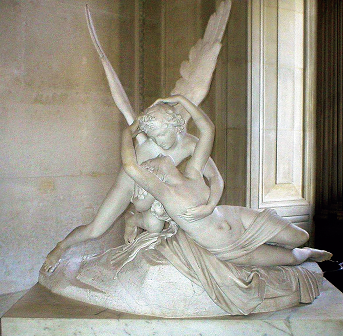 大理石でなめらかに仕上げられた美しい二人は、愛の神アモルと人間の女性プシュケ。
住所:Rue de Rivoli, 75001 Paris 営業時間:9:00～18:00(金〜21:45)