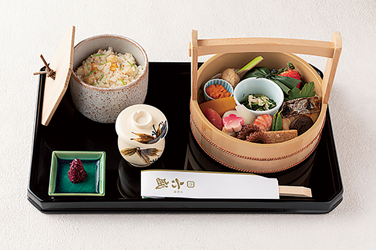 120年の歴史をもつ老舗料亭。白木の桶に京料理を盛り込んだ「手をけ弁当」（3,410円〜、サービス料別）は、季節によって食材が変わる。