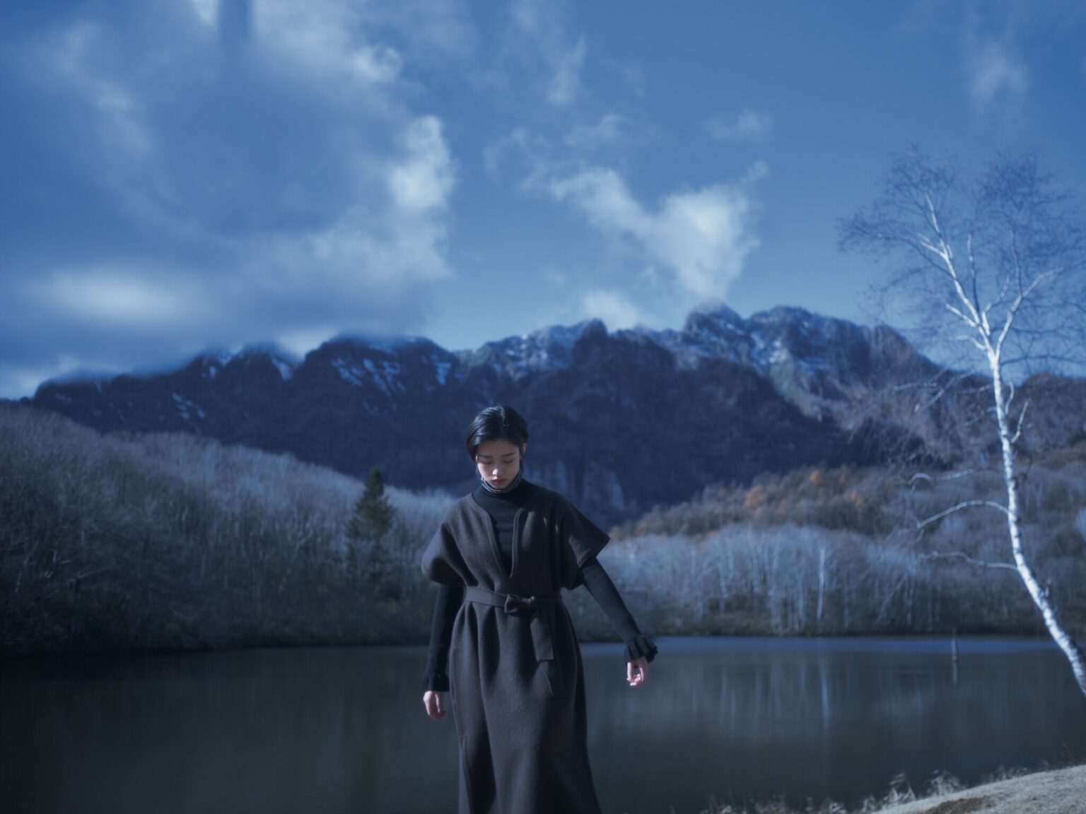 俳優の河合優実さんは五感に響く、山の力を求めて長野・戸隠へ。戸隠の山々や木々の様子を 鏡のように映し出す鏡池は、早朝には朝靄が立ち神秘的な風景になる。