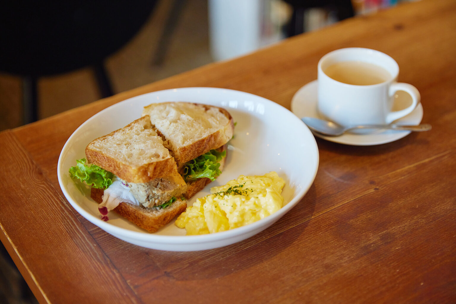 （左から）「レバーパテトーストサンドイッチ」と「寺田寅彦の牛乳コーヒー」。