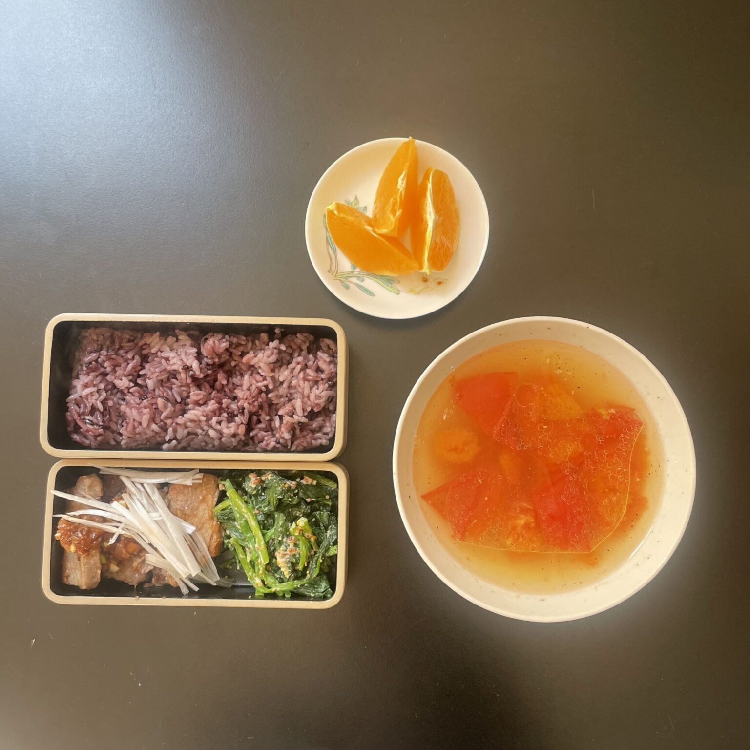 【5】豚ヒレ肉のソテー、ほうれん草のマスタード和え、トマトのスープ、みかん、黒米入りご飯。