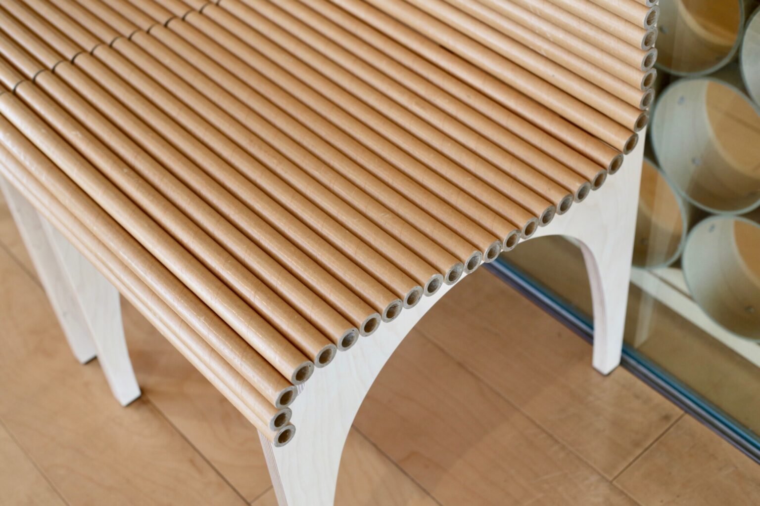 坂氏は紙を使った建築やプロダクトも。曲線が美しい、紙管で作られたベンチや椅子も館内に置かれている。