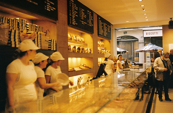 ＜princi＞
1986年に誕生して以来、世界で愛されるイタリア・ミラノ発のベーカリー。手作りのドルチェのほか、終日さまざまなシーンで職人手作りのパンを提供。
https://princi.it/