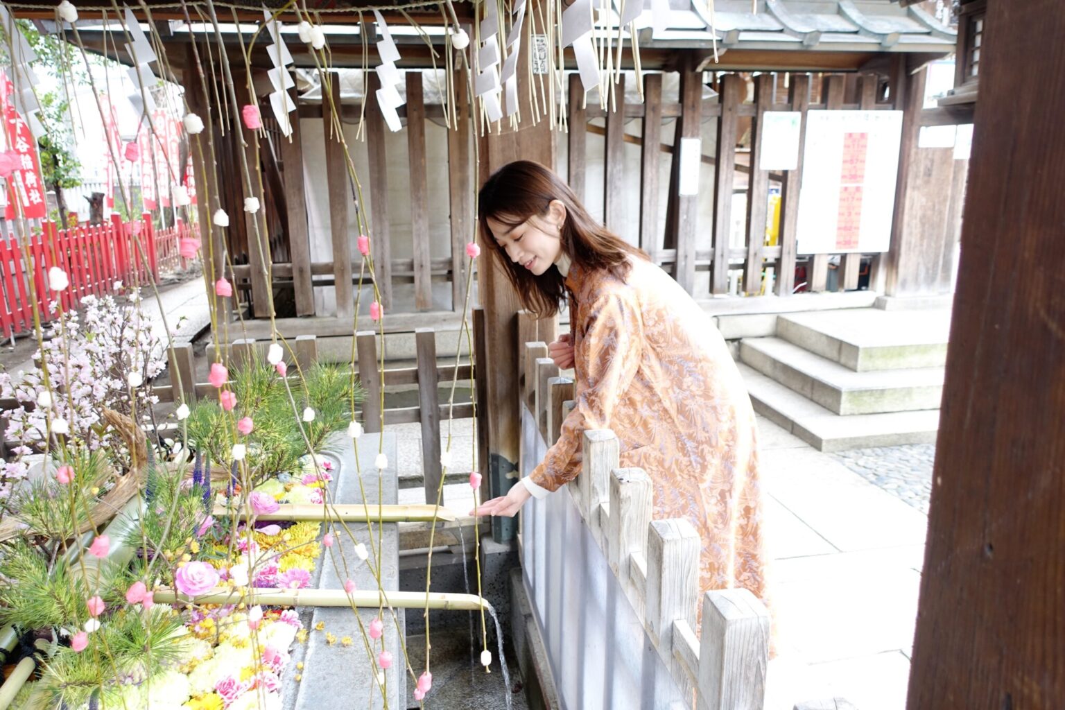 東京〈下谷神社〉は、美しい「花手水（はなてみず）」が有名。