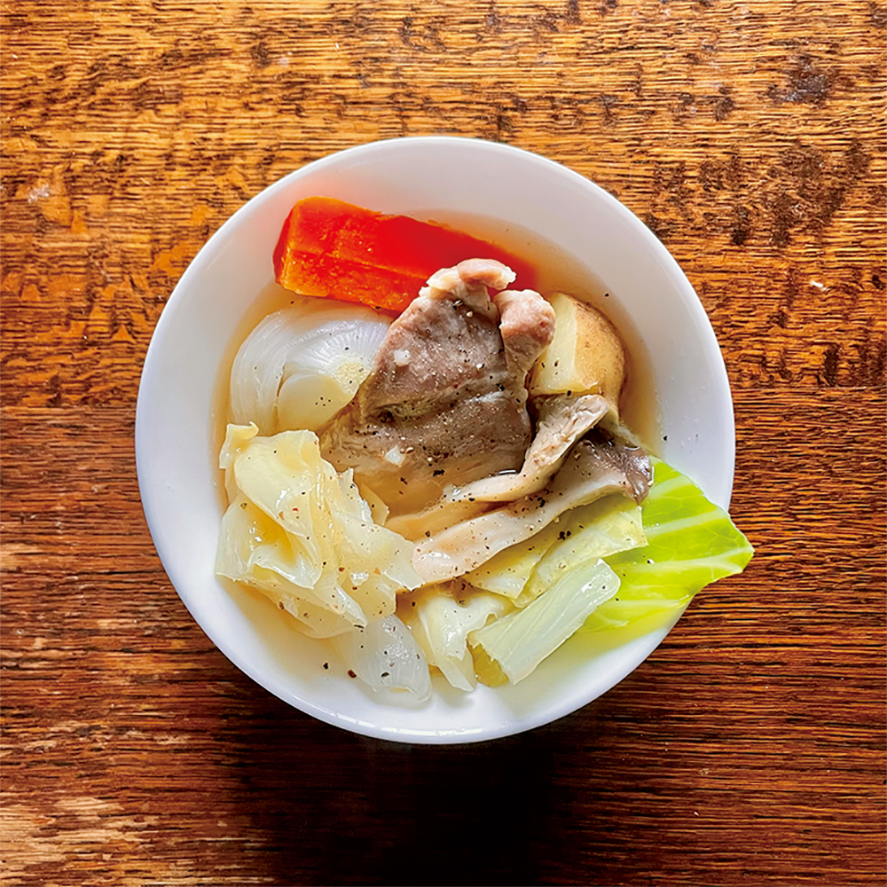 豚ロース肉は塩を揉み込み一晩置いて、長ネギの青い部分と一緒に下茹でする。このスープで野菜を煮込む。ただしスープは少なめ、野菜を切るときはざっくりでOK。噴きこぼれたり、煮崩れたりしやすい。