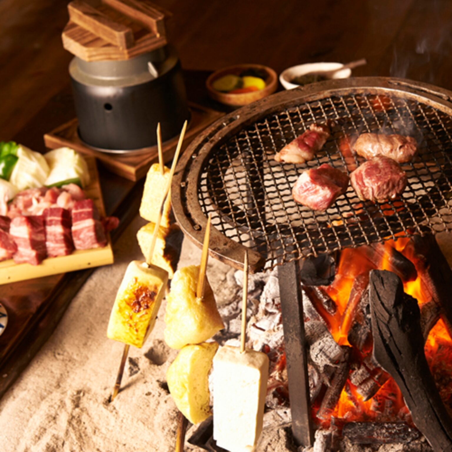 食事は、囲炉裏端で阿蘇の郷土料理・田楽や炭火焼きなどを味わう。