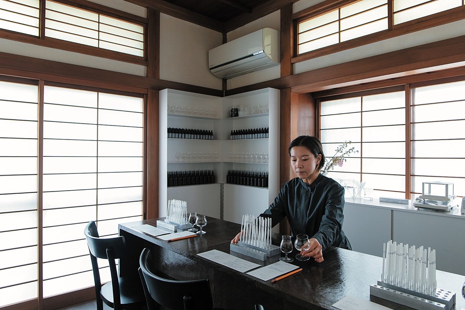 古民家リノベや移住者が開く店など、スローな動きのある鎌倉でも新しい動きが。〈OSAJI〉が開いた食と調香が楽しめる複合ショップ〈enso〉は古民家を素敵に活用。
