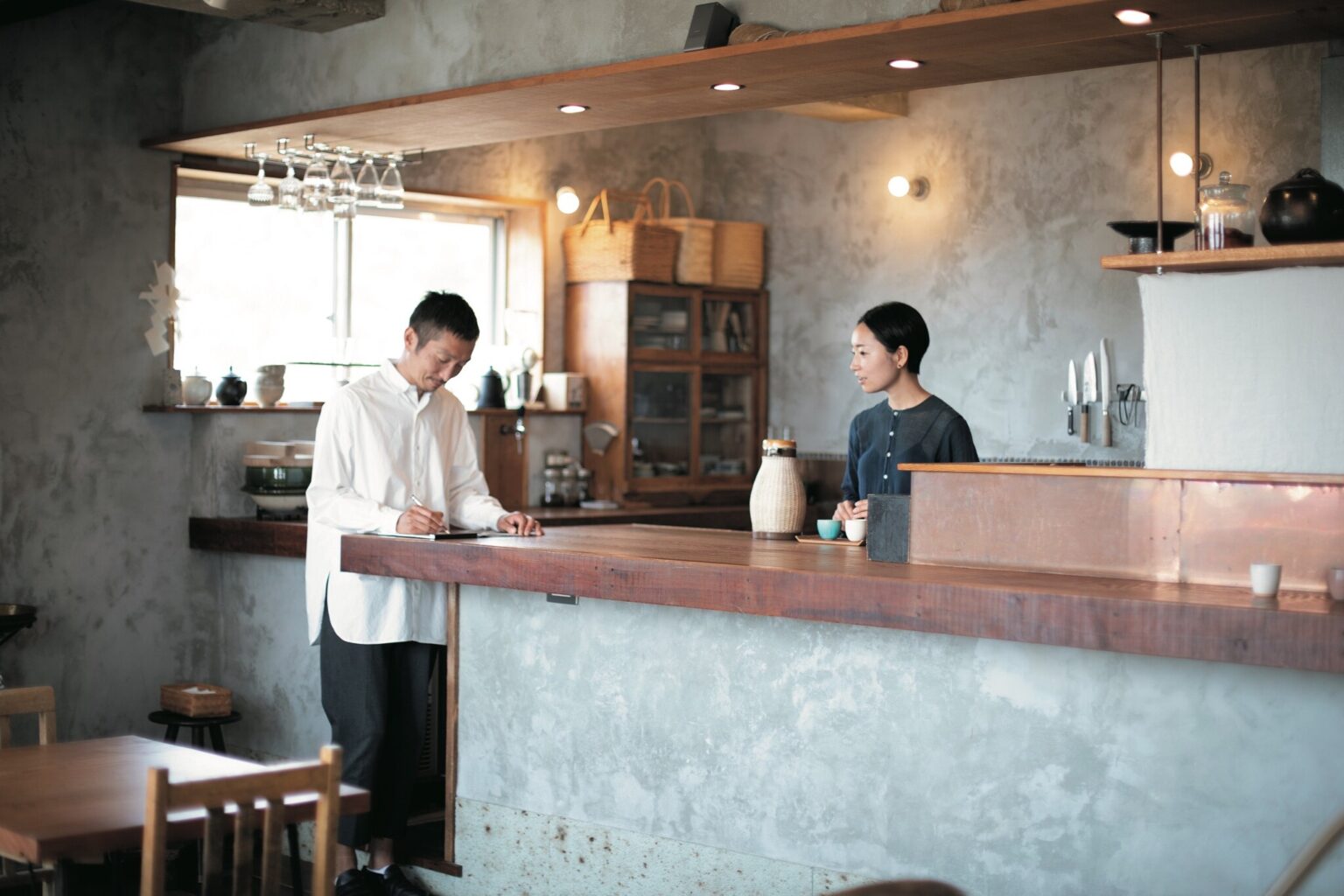 〈aiaoi〉は、オーナーである小室さん夫妻の気遣いが随所に見える、静かで小さなホテル。鎌倉の良さを詰め込んだホテルのラウンジは宿泊者以外でも使えるカフェスペースに。