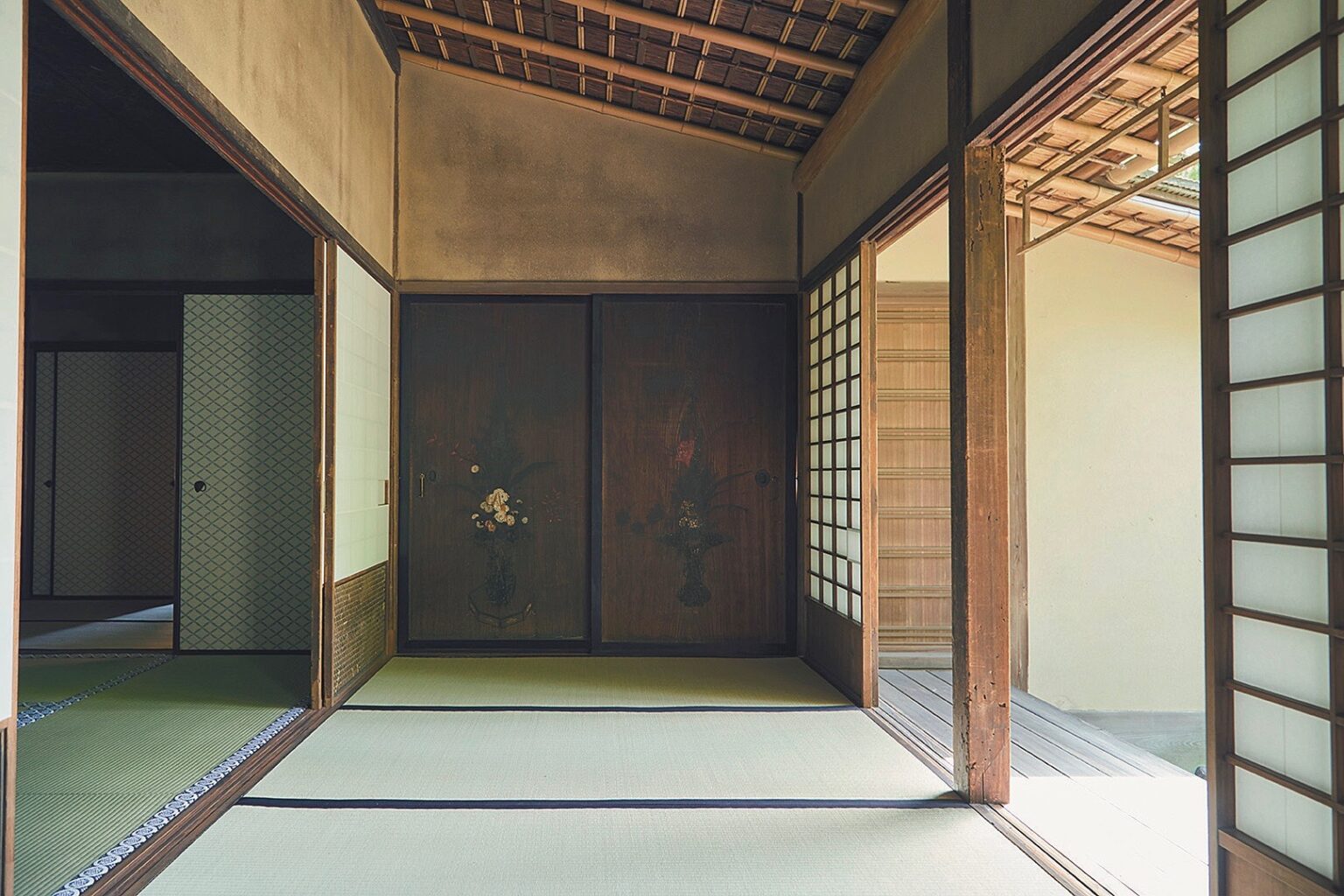 江戸時代初期の公卿・一条恵観の別荘は客人をもてなす「茶屋」として作られたもの。4種の杉戸絵は、朝廷文化の貴重な資料として残されている。
