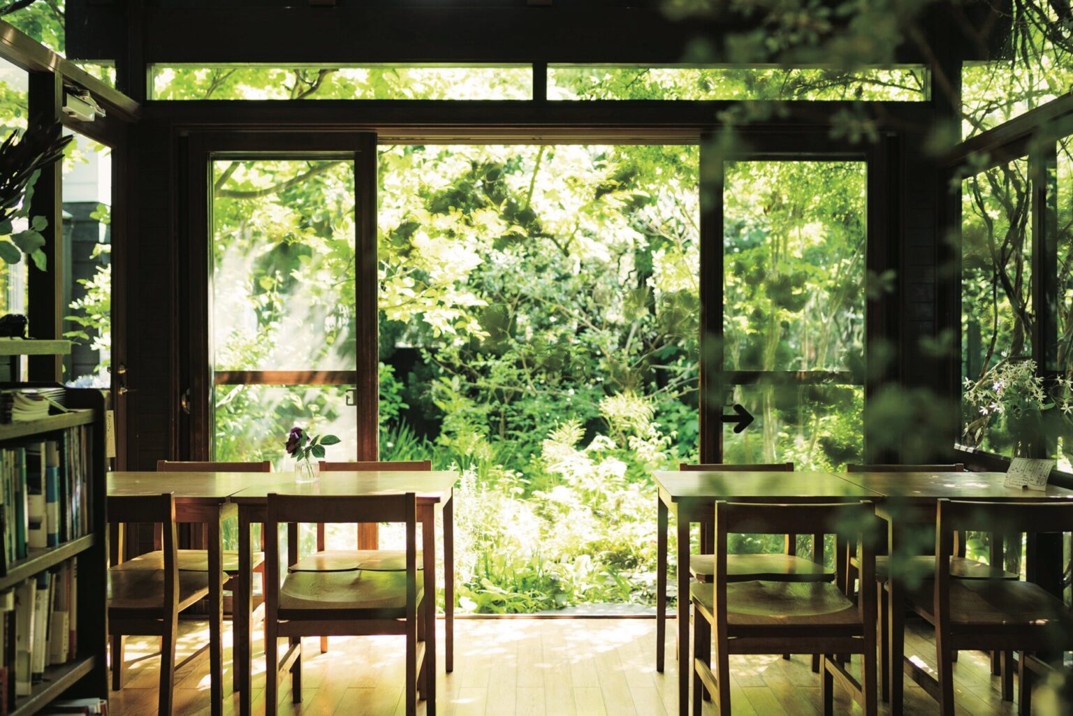 〈cafe kaeru〉はモダンな意匠が時を経て深みを増したオーナーの自邸の一部をリノベーション。カフェとして開放したサンルームの窓からは、庭の緑を望む。