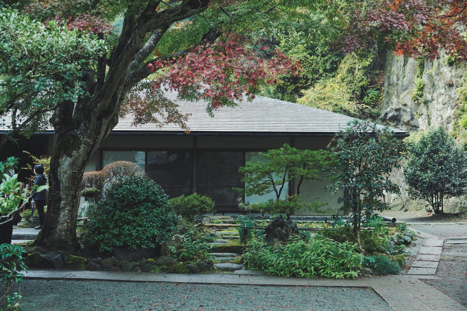 昭和期を代表する建築家・白井晟一によって建てられた〈浄智寺〉。独自の造形や美的感覚を生かした建築は、自然の中でも重厚感ある佇まいで存在感を放つ。