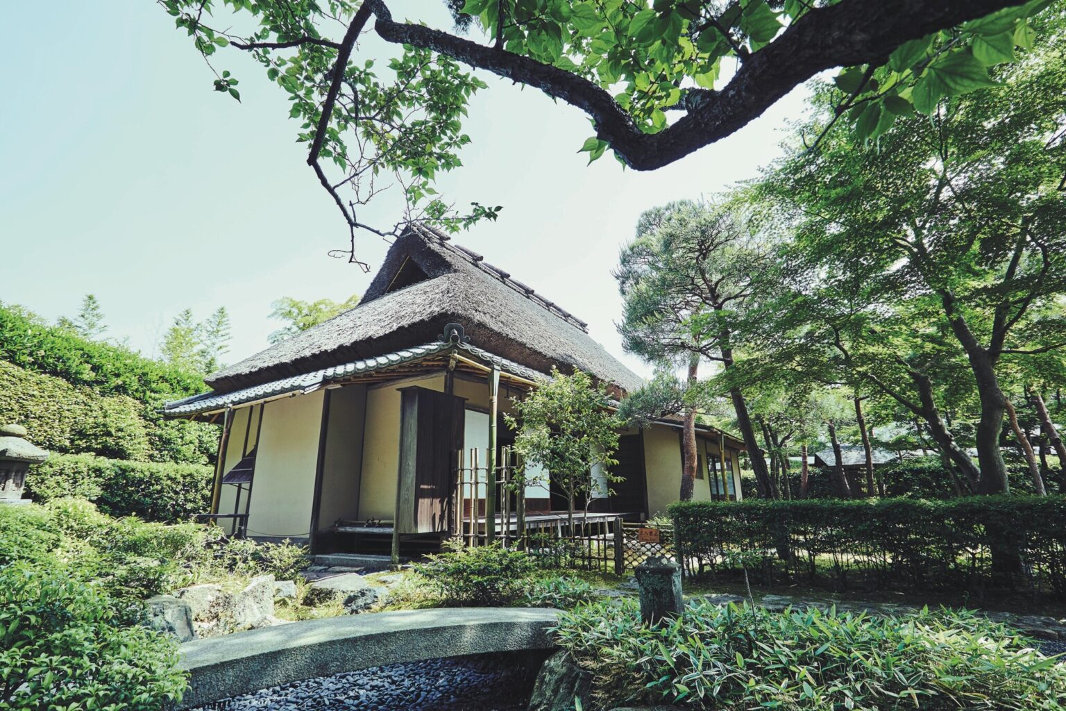 京都から鎌倉へ。朝廷文化が息づく雅な世界を体感できるのは〈一条恵観山荘〉。建築当時の朝廷文化を伝える貴重な遺構として、国の重要文化財に指定。