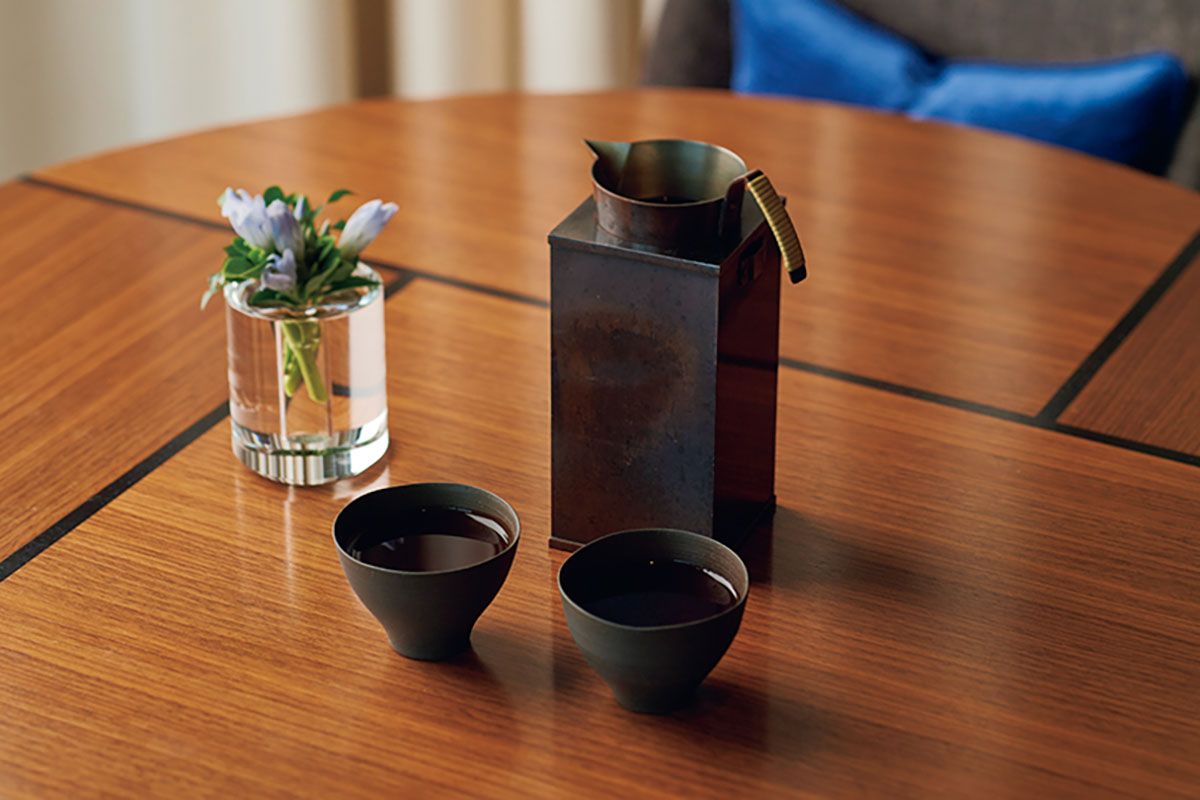 〈茶方會〉のティーセレクションを選ぶと、お茶ごとに上質な茶器で提供される。