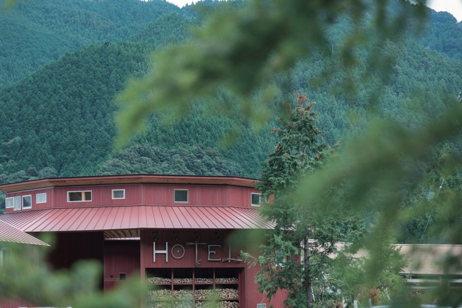 日本初、ゼロ・ウェイスト宣言をした徳島県上勝町にある〈HOTEL WHY〉。泊まって地域の魅力を知り、さらに町の活性化の力となるスポットだ。
