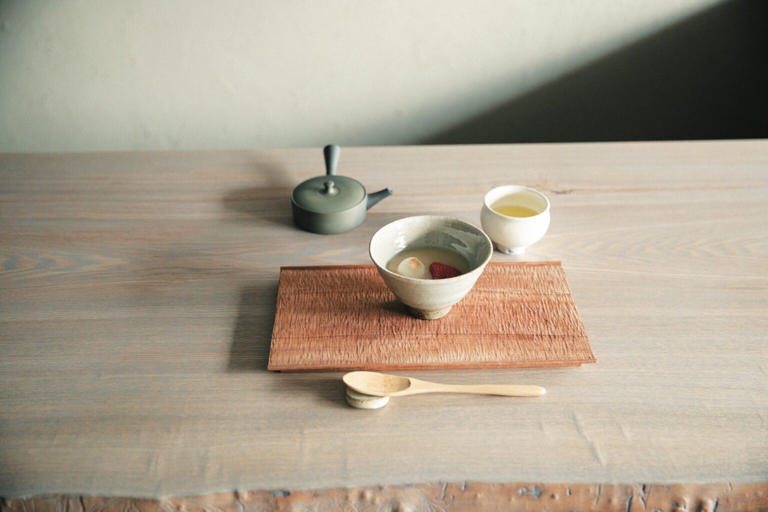 日本茶が、人をつなぐ。茶せんを使ってその場で点てたお抹茶にミルクを注ぐ、香り高い抹茶ラテのティースタンド〈YUGEN〉。その斬新さは瞬く間に話題に。