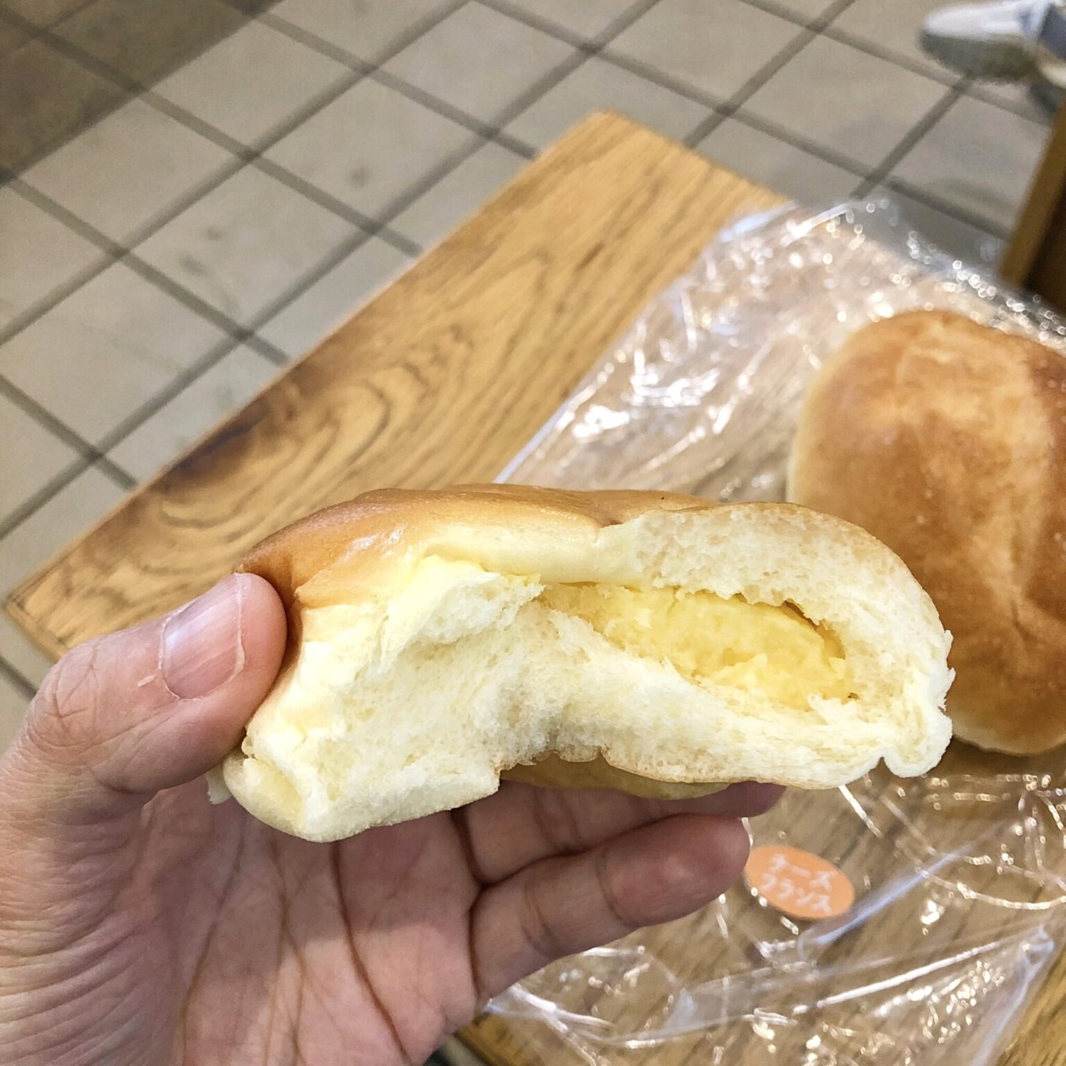 クリームパンは2種類あり、こちらは濃厚カスタード。