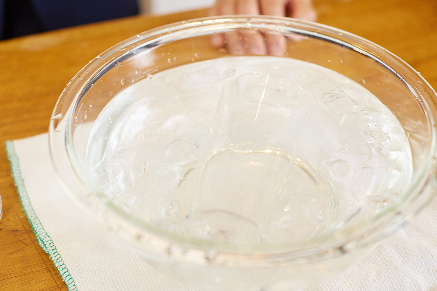 ボウルに氷水をはり、グラスを冷やす。