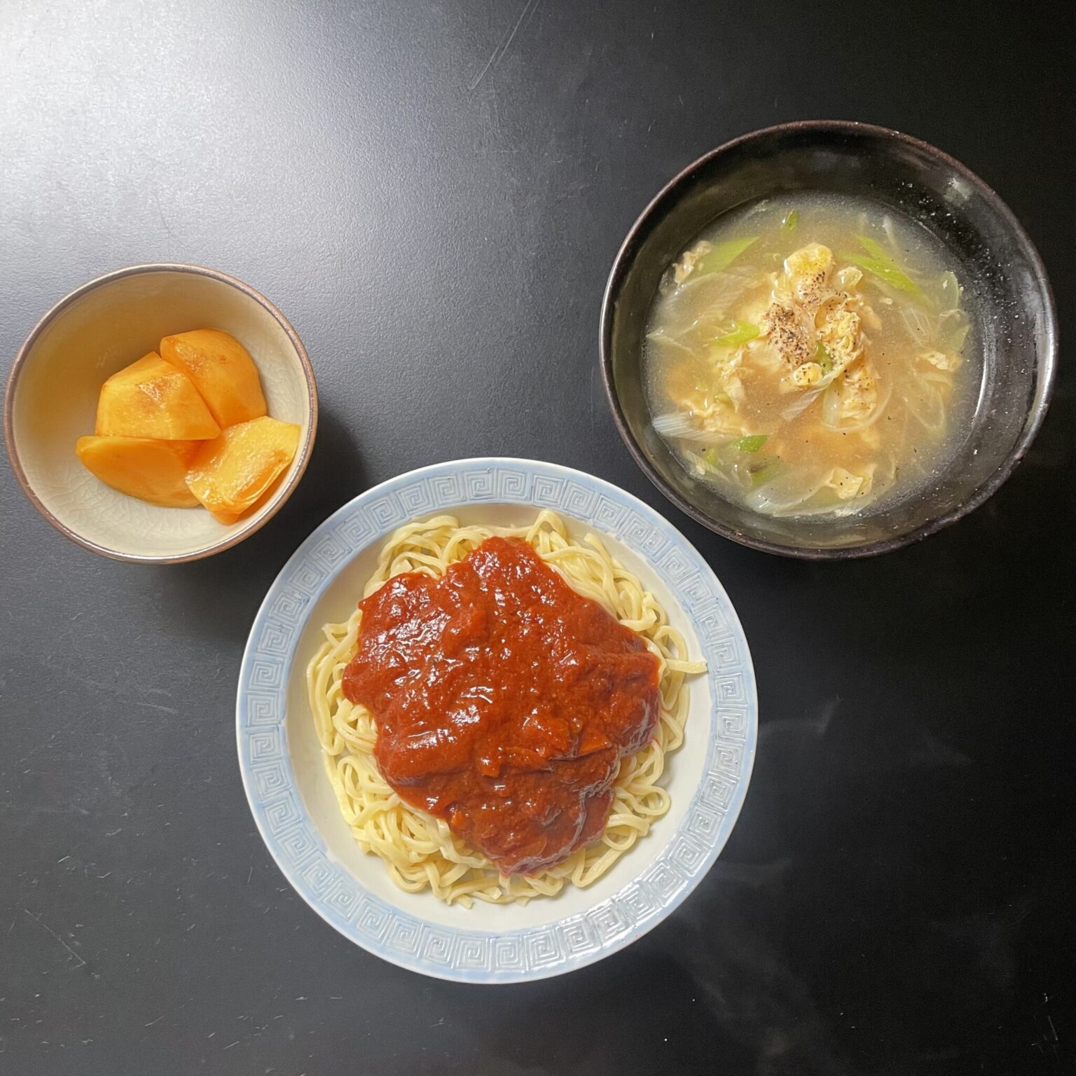 【1】パスタ、長ねぎと卵の塩味スープ、柿。