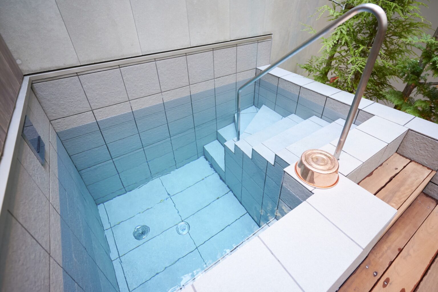 関東最深級を誇る約150cmの水風呂は思い切って頭まで浸かってみて。