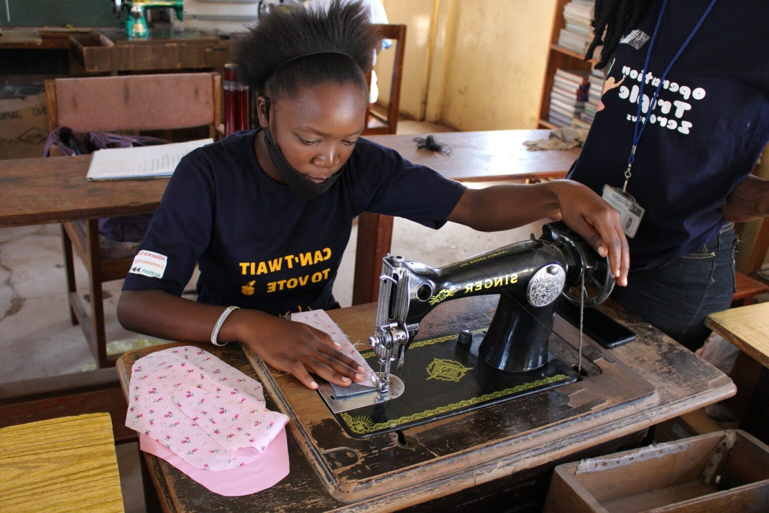 ザンビアでの布ナプキン作製の様子。©️大王製紙