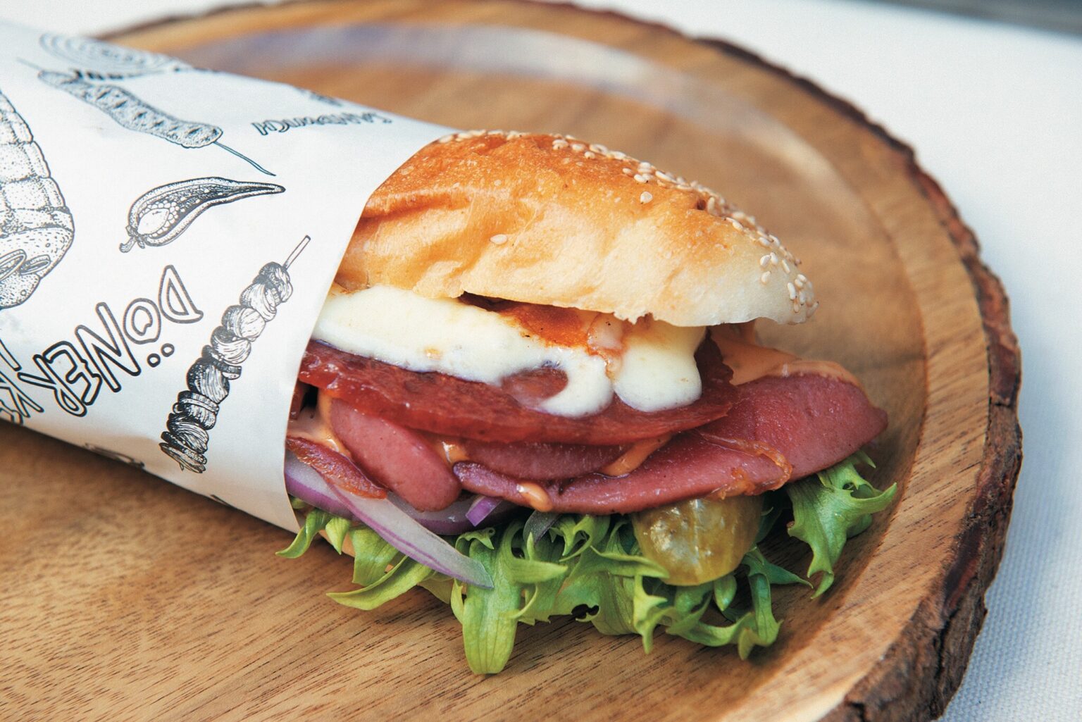 ケバブだけじゃない！トルコから来日したオズトゥルク兄弟が腕によりをかけて作る〈ADA〉の人気サンドイッチ「イズミルサンド」にも注目。