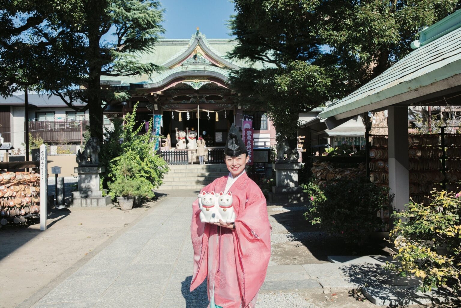 ご縁を求めるなら、東京〈今戸神社〉へ。明るい禰宜さんとかわいい猫たちがお出迎え。恋活も婚活もどーんと託してみたくなる「縁」をつなぐ神社で、楽しくお参りを。