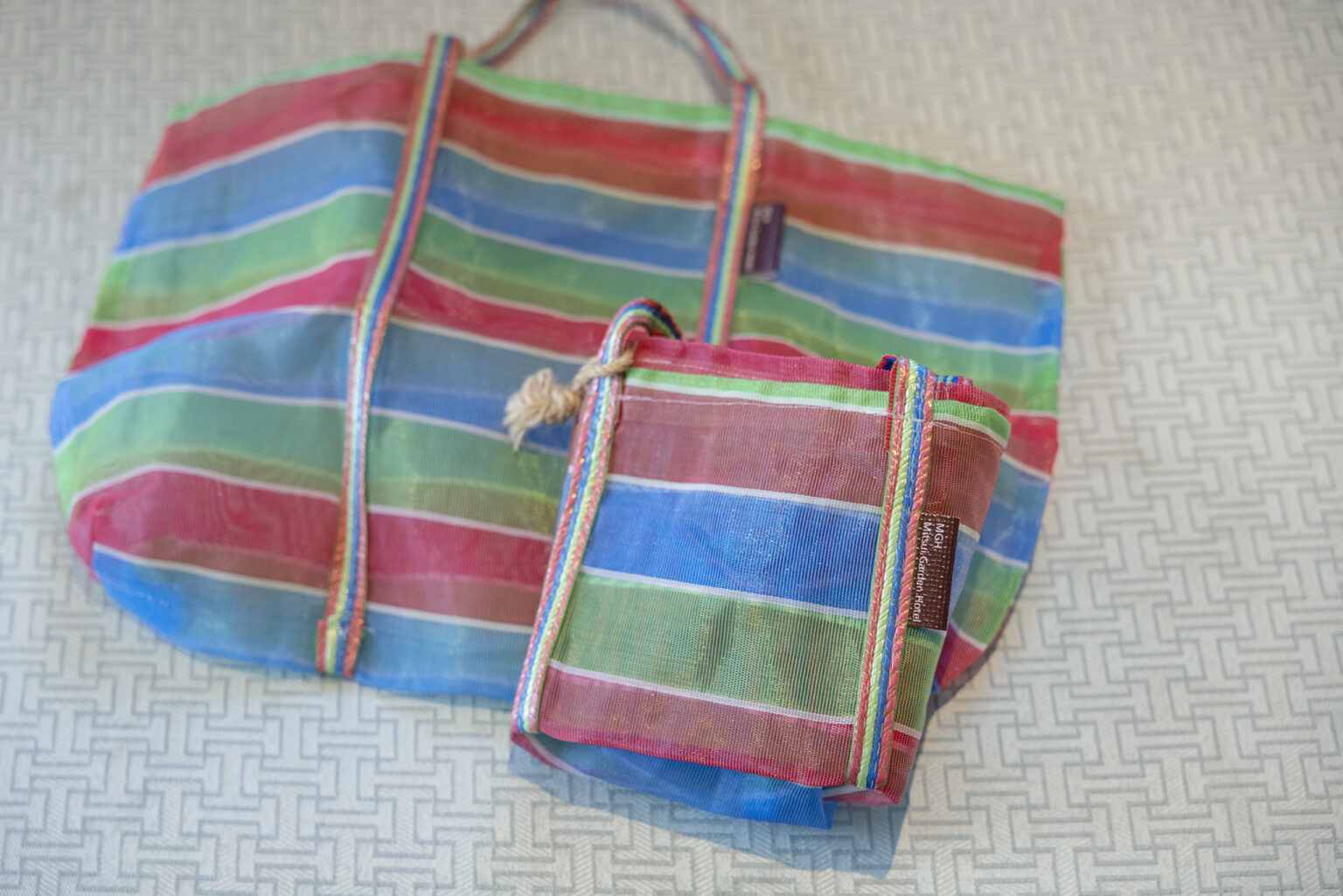 日本人女性のお土産として人気「漁師バッグ」が各部屋に備えられている。