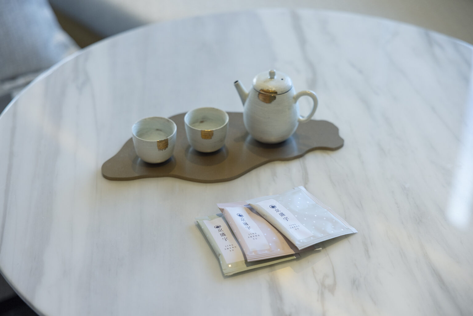 台湾茶のブランド〈京盛宇〉の香り高い烏龍茶などの台湾茶の他にもコーヒーも用意されている。