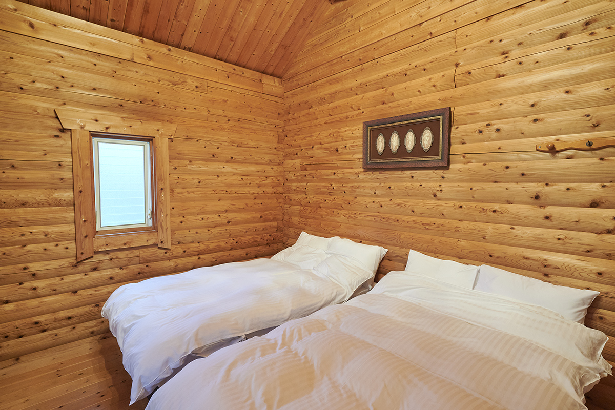 メイン寝室には、デュべスタイルのセミダブルベッドが2台。