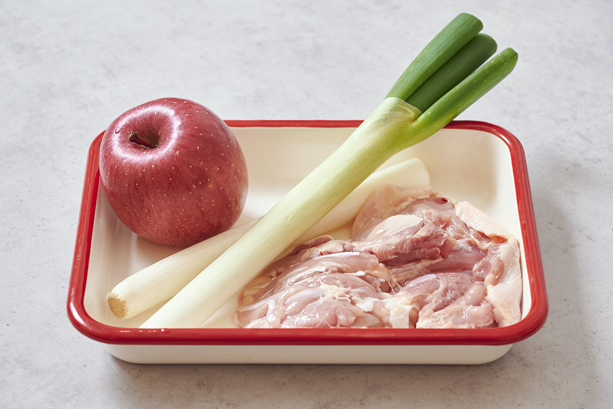＋りんごで格上げ！鶏もも肉と長ねぎ｜細川芙美のおうちレシピ、よそいきレシピ