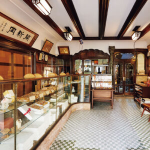 2.昭和初期に建てられた洋風の店構えが今も受け継がれている。