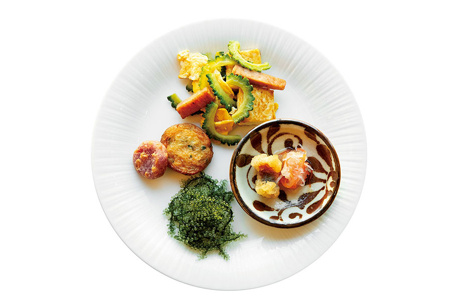ビュッフェには海ぶどうやチャンプルーなど沖縄の定番メニューが日替わりで並ぶ。