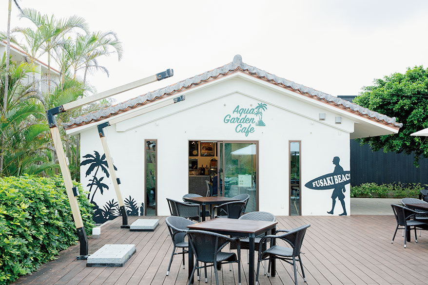 屋外プールエリア「アクアガーデン」内にあるカフェ。プールサイドやビーチにテイクアウトできるメニューを揃える。