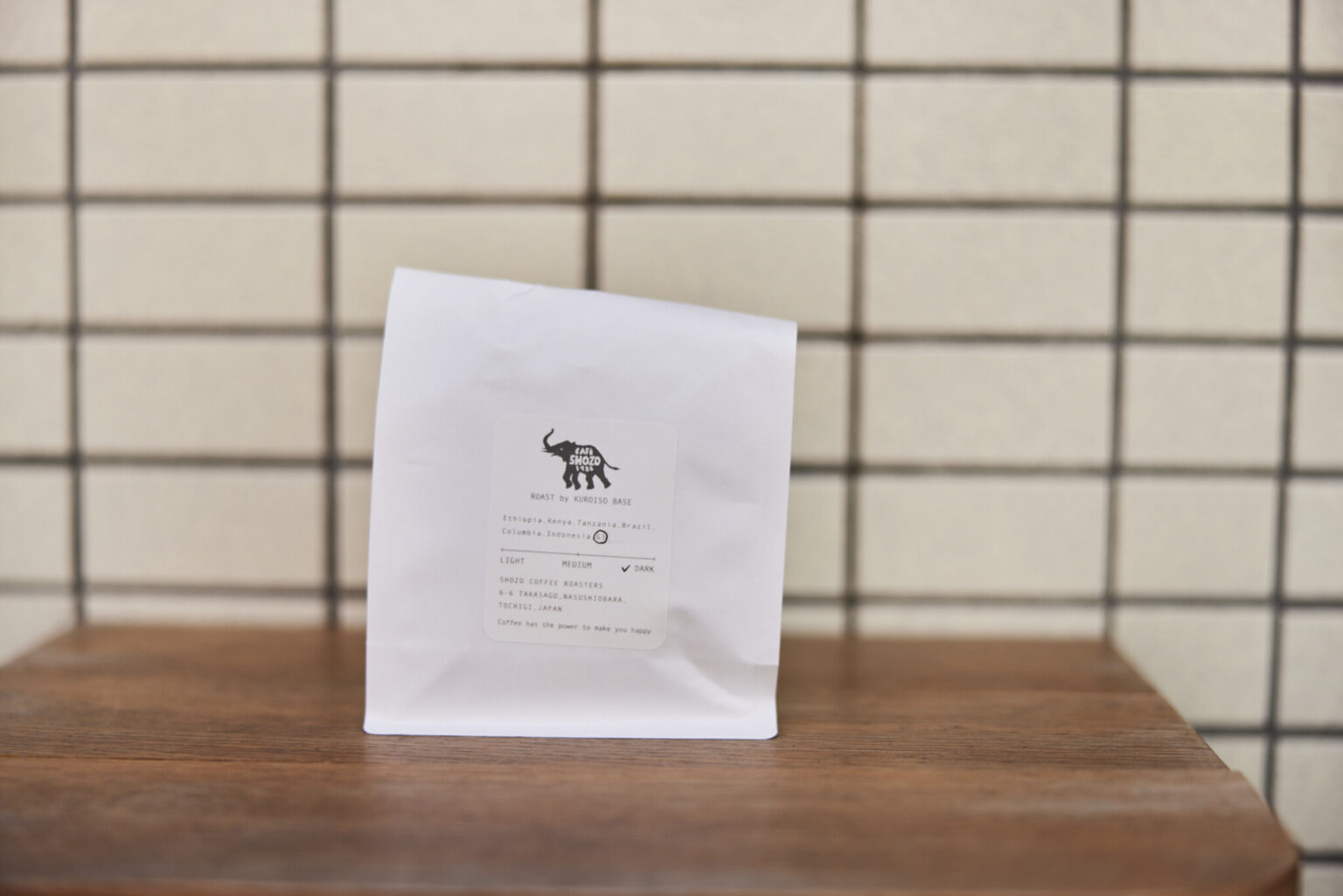 黒磯の〈SHOZO COFFEE〉は札幌の〈斎藤珈琲〉の豆を使用。〈POPPY〉は浅煎りと深煎りを販売している。コーヒー目当てのファンも。100g 1,000円。
