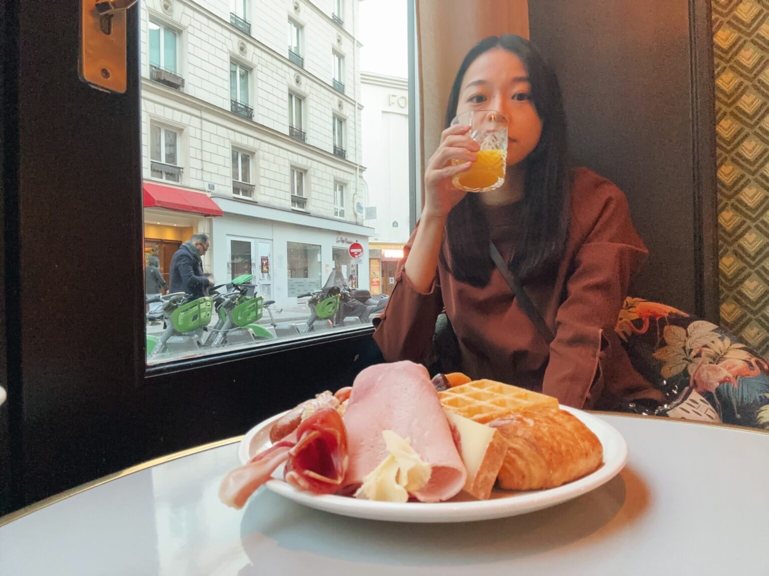 パリの朝。朝からがっつり食べられるタイプ。