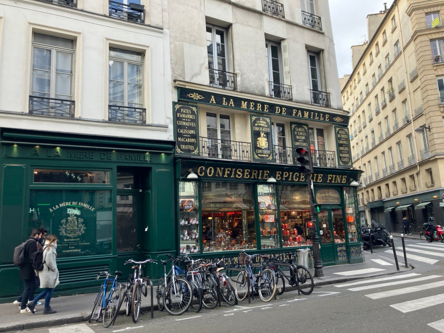 パリ最古のショコラティエは外観から夢の世界。