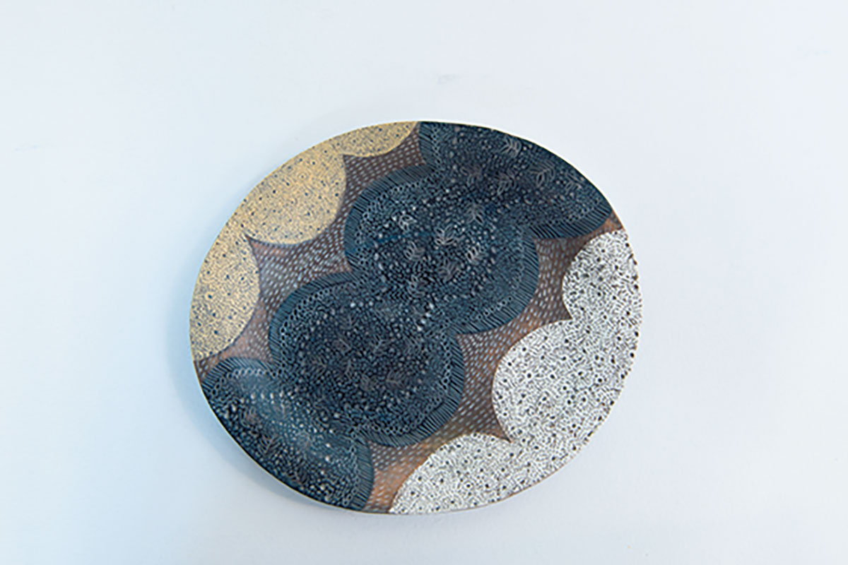 佐藤真琴の平皿18,700円。繊細な模様に驚く。