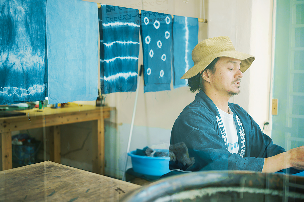 染織家の真栄城興和（まえしろおきかず）さんが琉球藍商品を販売する〈オキナワブルース商店〉。藍染体験も。