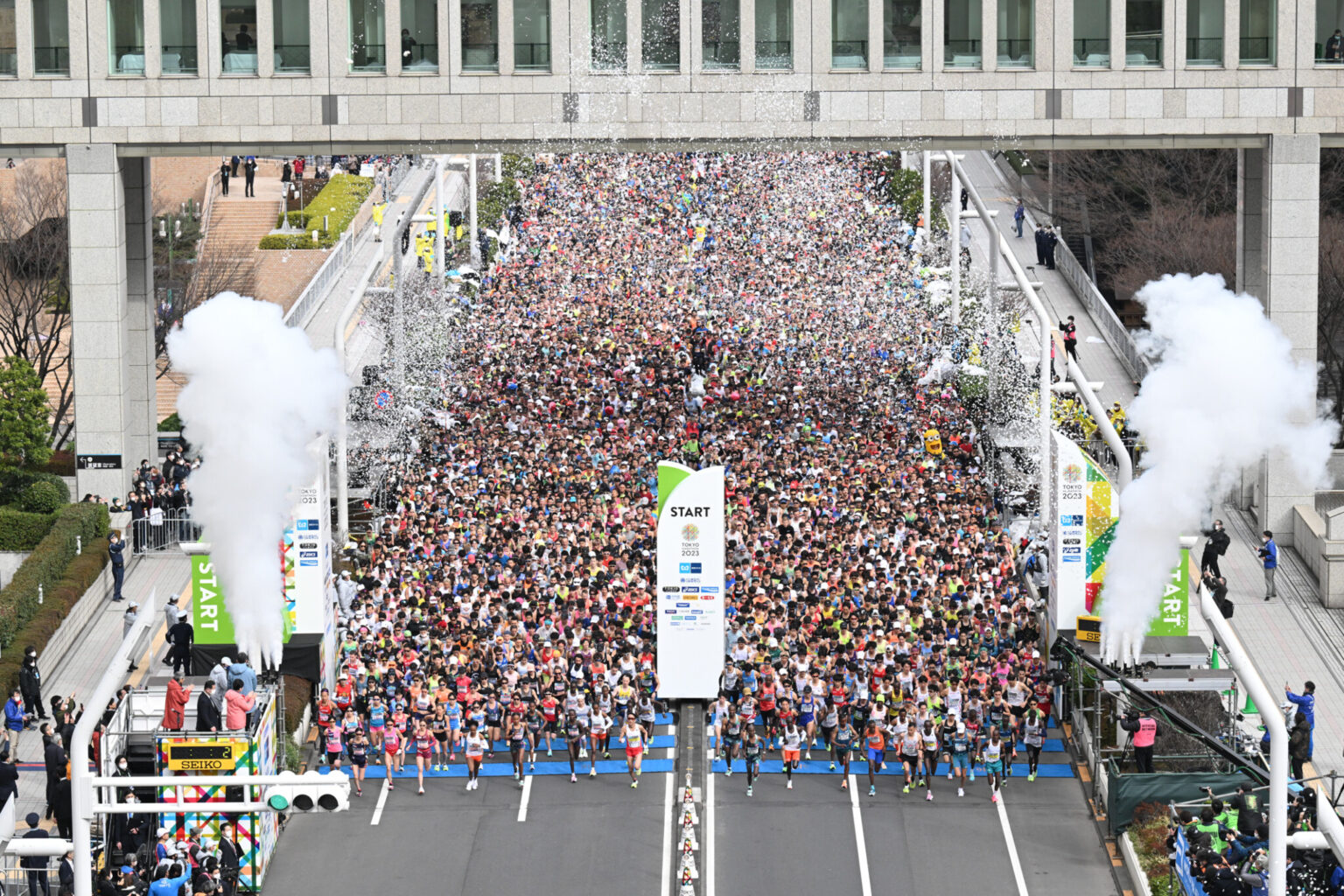 東京都都庁前から約38,000人のランナーが一斉にスタート。©東京マラソン財団