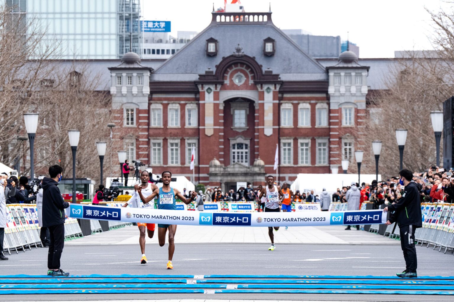 東京駅前。海外アスリート勢がトップでゴールテープを切る。©東京マラソン財団