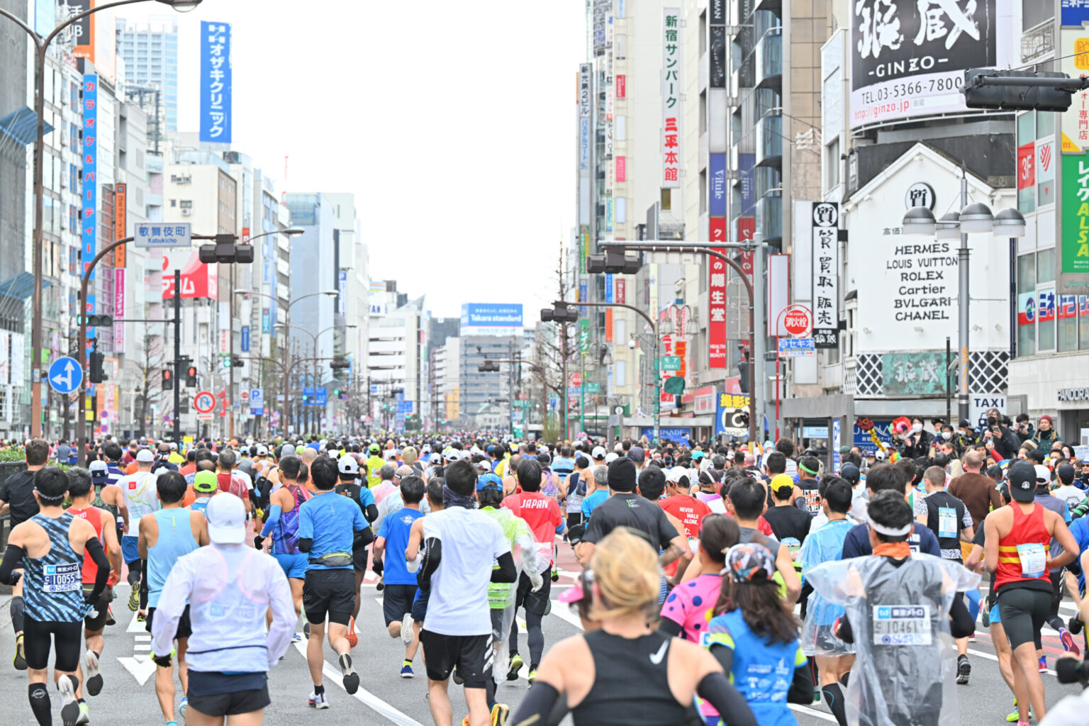 ふだんは車で溢れかえる日本一の繁華街、銀座の車道を走れるのも魅力！©東京マラソン財団