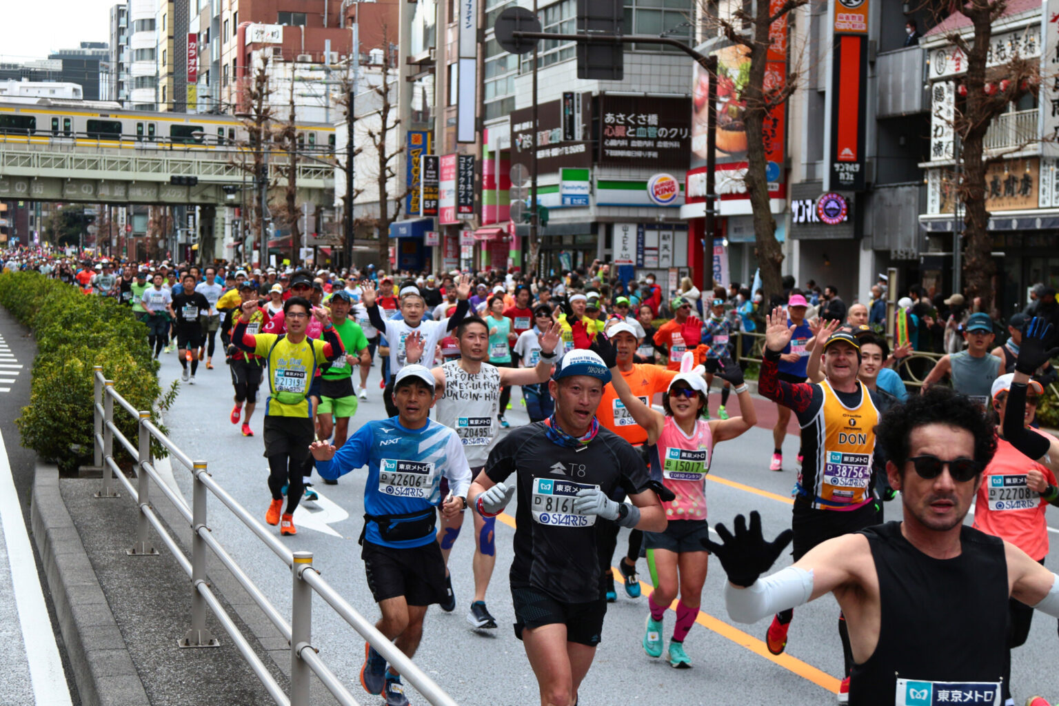 レース中は写真撮影や音楽を聴きながらの参加もOK。楽しい雰囲気の中、ランナーの笑顔も絶えない。©東京マラソン財団