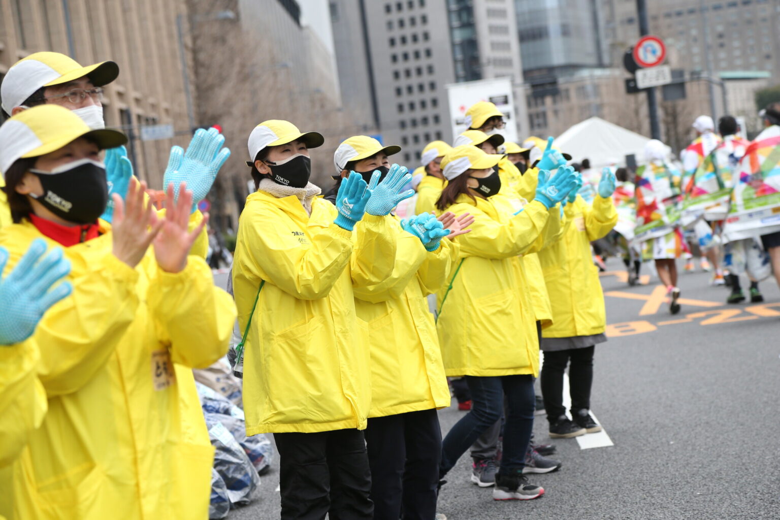 給水・給食やコースの整理、警備など数万人のボランティアスタッフが大会を支えている。©東京マラソン財団