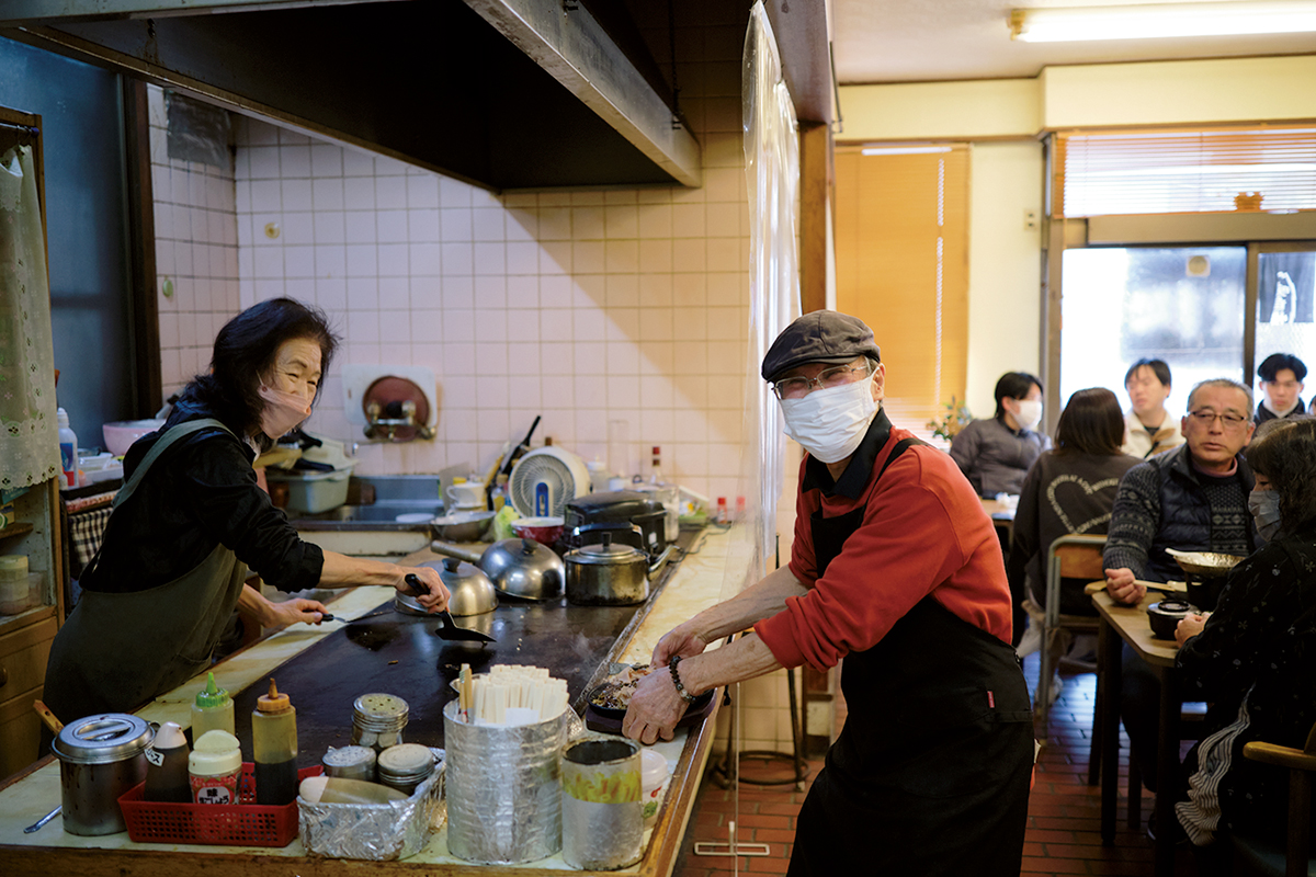 〈ひらまつ食堂〉2代目女将の平松博子さん（左）と、笑顔を絶やさない接客が評判の俊和さん（右）夫妻。