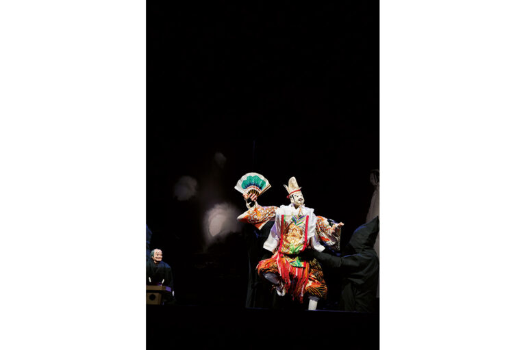 扇子を片手に、軽妙な足取りで陽気な舞を披露する戎様。アーティスト・清川あさみプロデュースによる『戎舞＋（プラス）』の一幕。