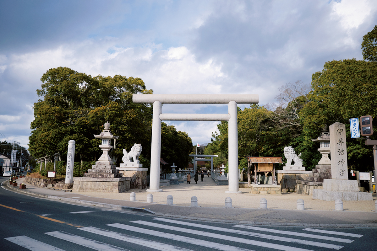 南あわじ市から少し足を延ばして、伊弉諾神宮へ。日本最初の夫婦神「イザナギノミコト・イザナミノミコト」の二神を祀る最古の神社。