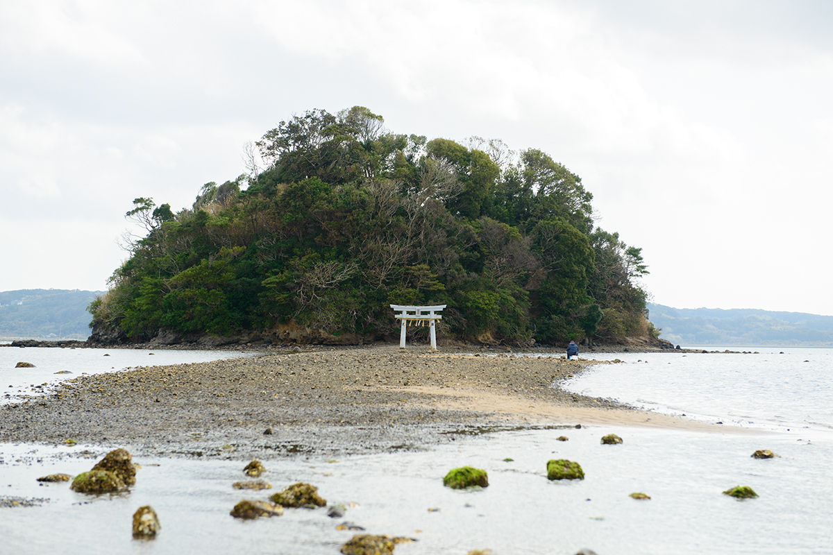 干潮時だけ参道が現れる小島神社は、通称「壱岐のモンサンミッシェル」。