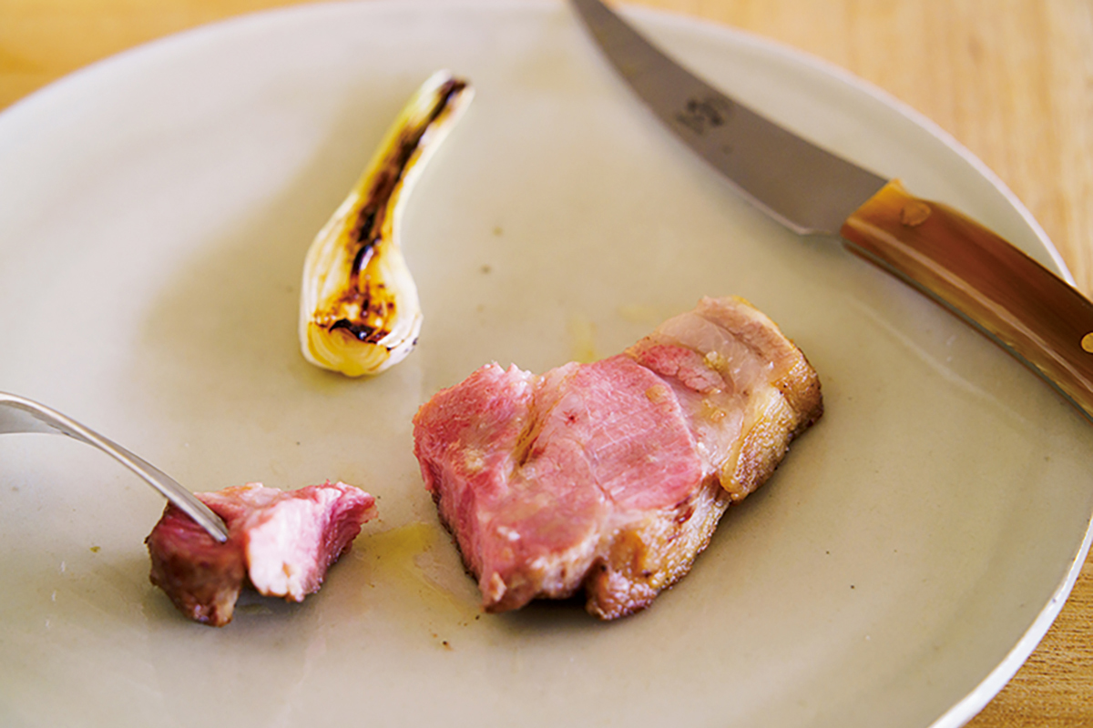焼き上げた豚肉に玉ねぎを添えて。